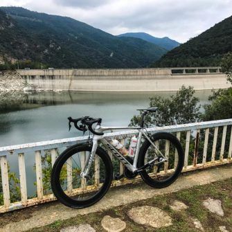 Bike by the waters of the Susqueda dam